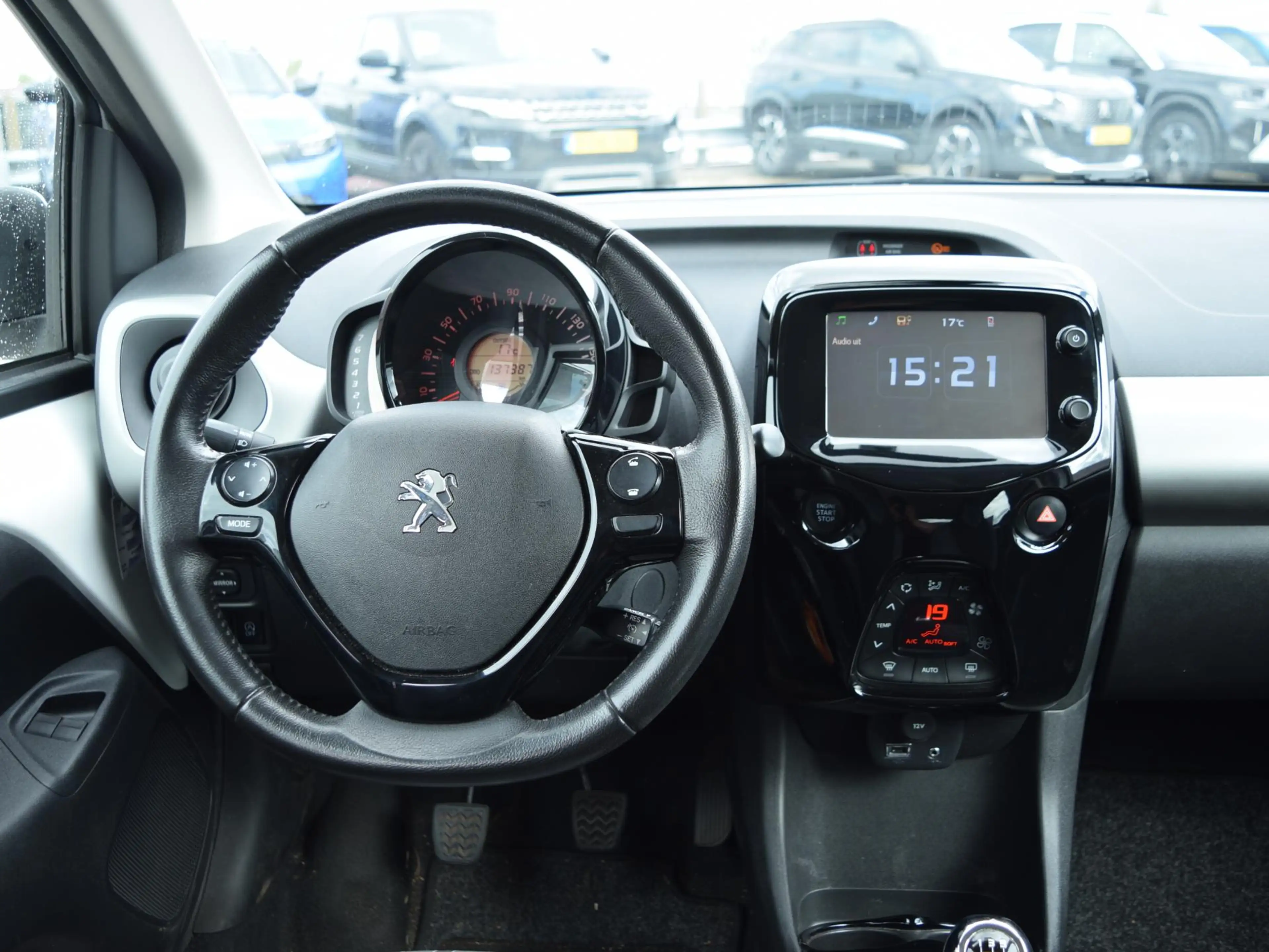 Peugeot 108 1.0 e-VTi Allure — photo 9