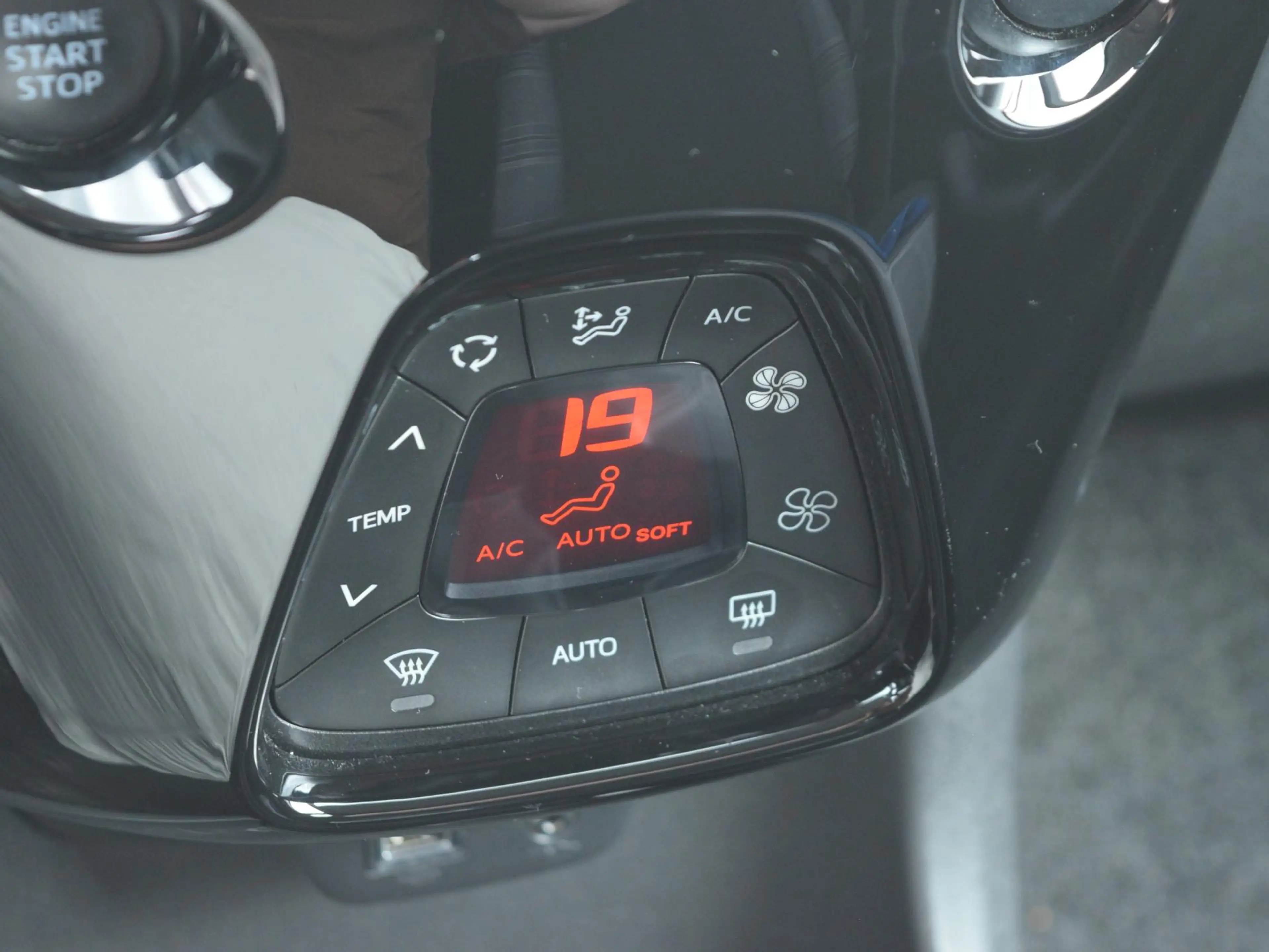 Peugeot 108 1.0 e-VTi Allure — photo 14