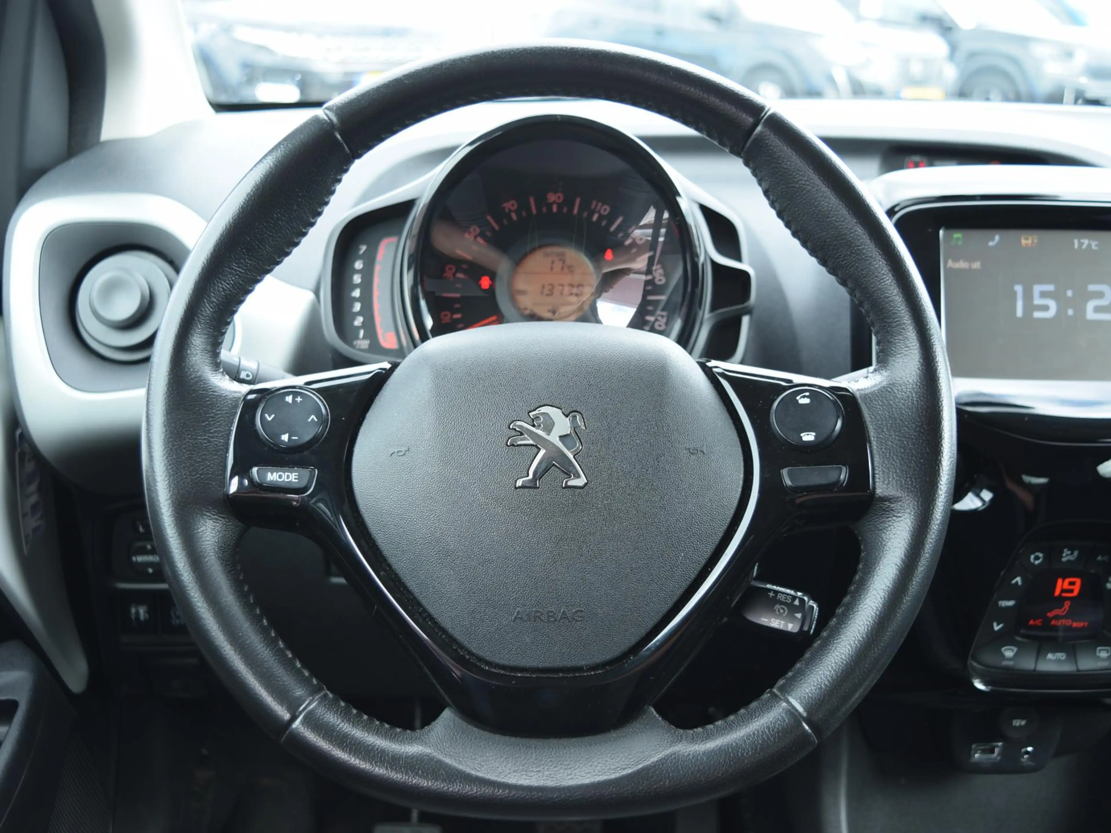 Peugeot 108 1.0 e-VTi Allure — photo 7