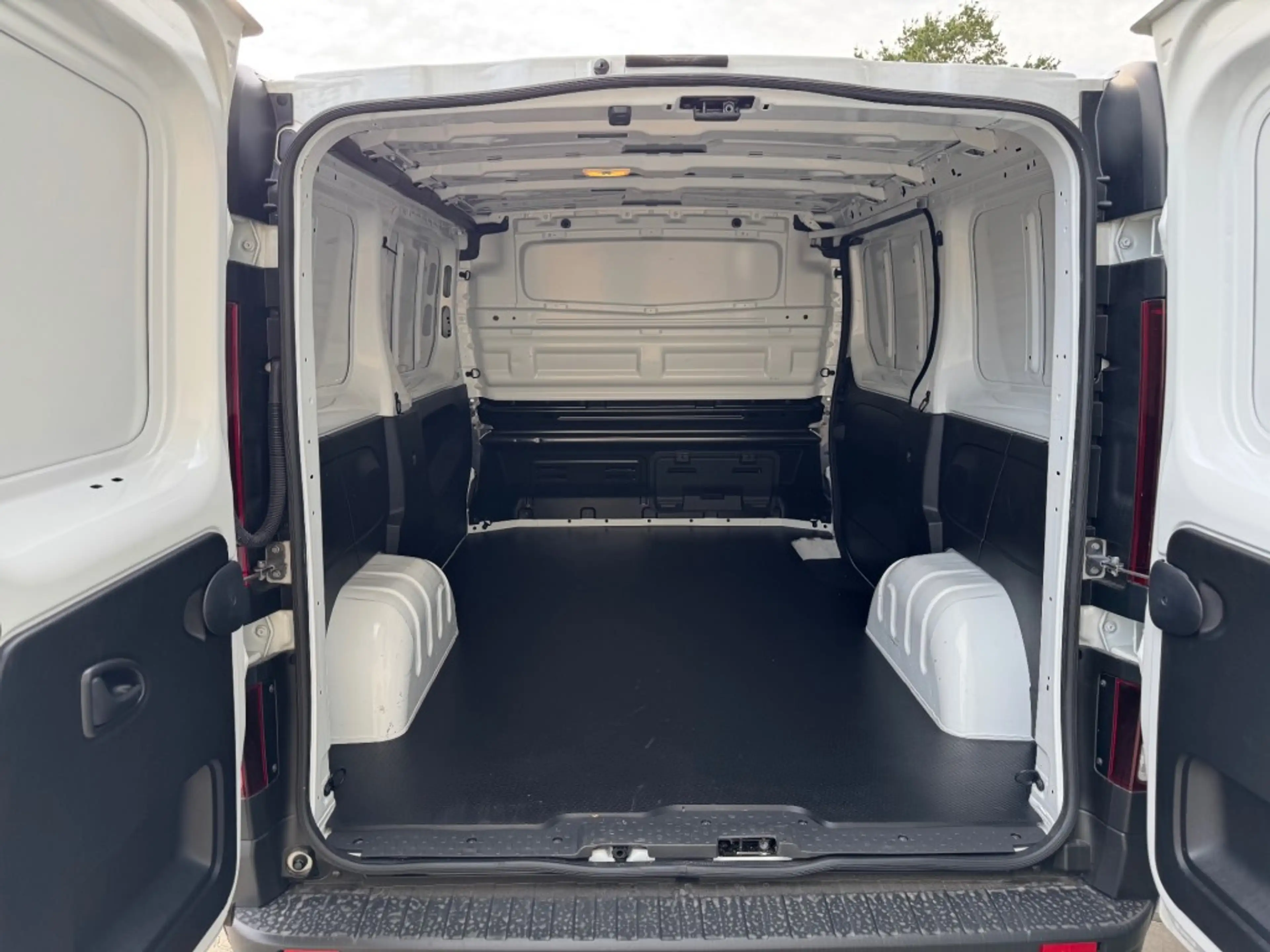 Renault Trafic 2.0D 150pk  L1H1 - apple/android auto - camera - A — photo 3