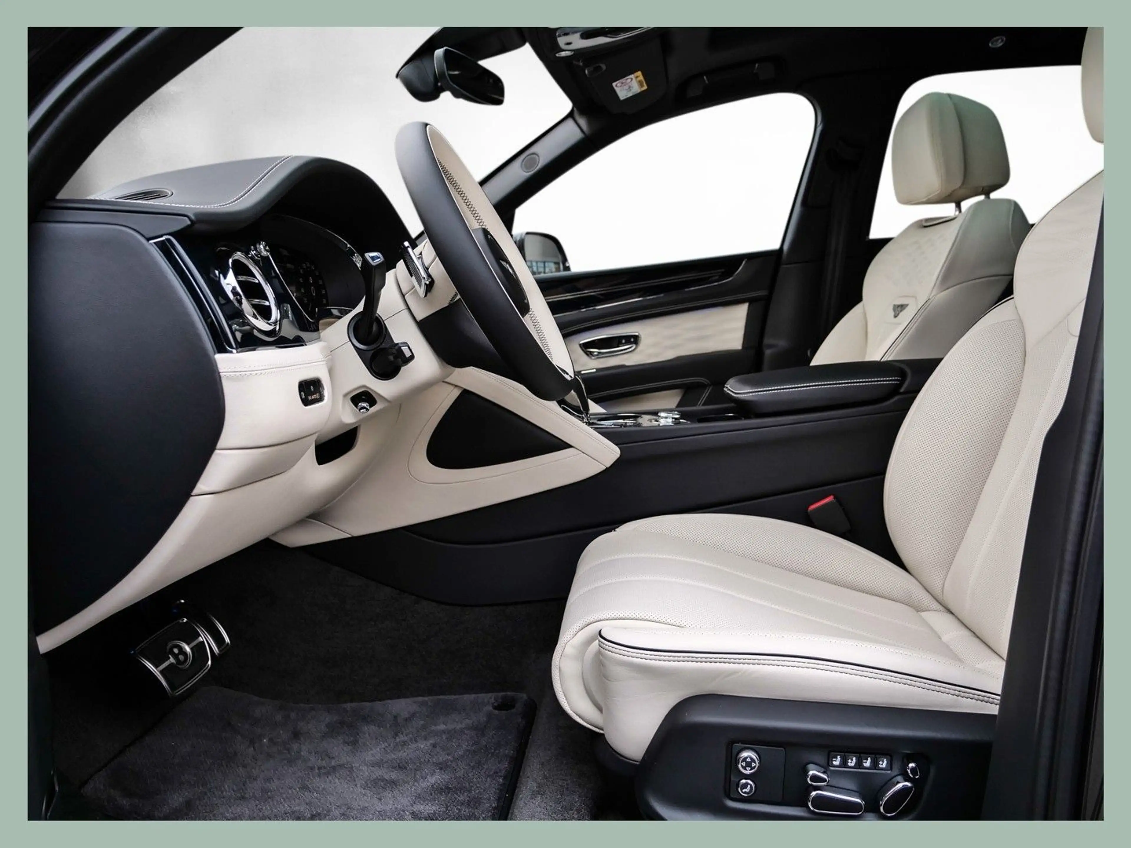 Bentley Bentayga V8 Azure // BENTLEY DÜSSELDORF — photo 9
