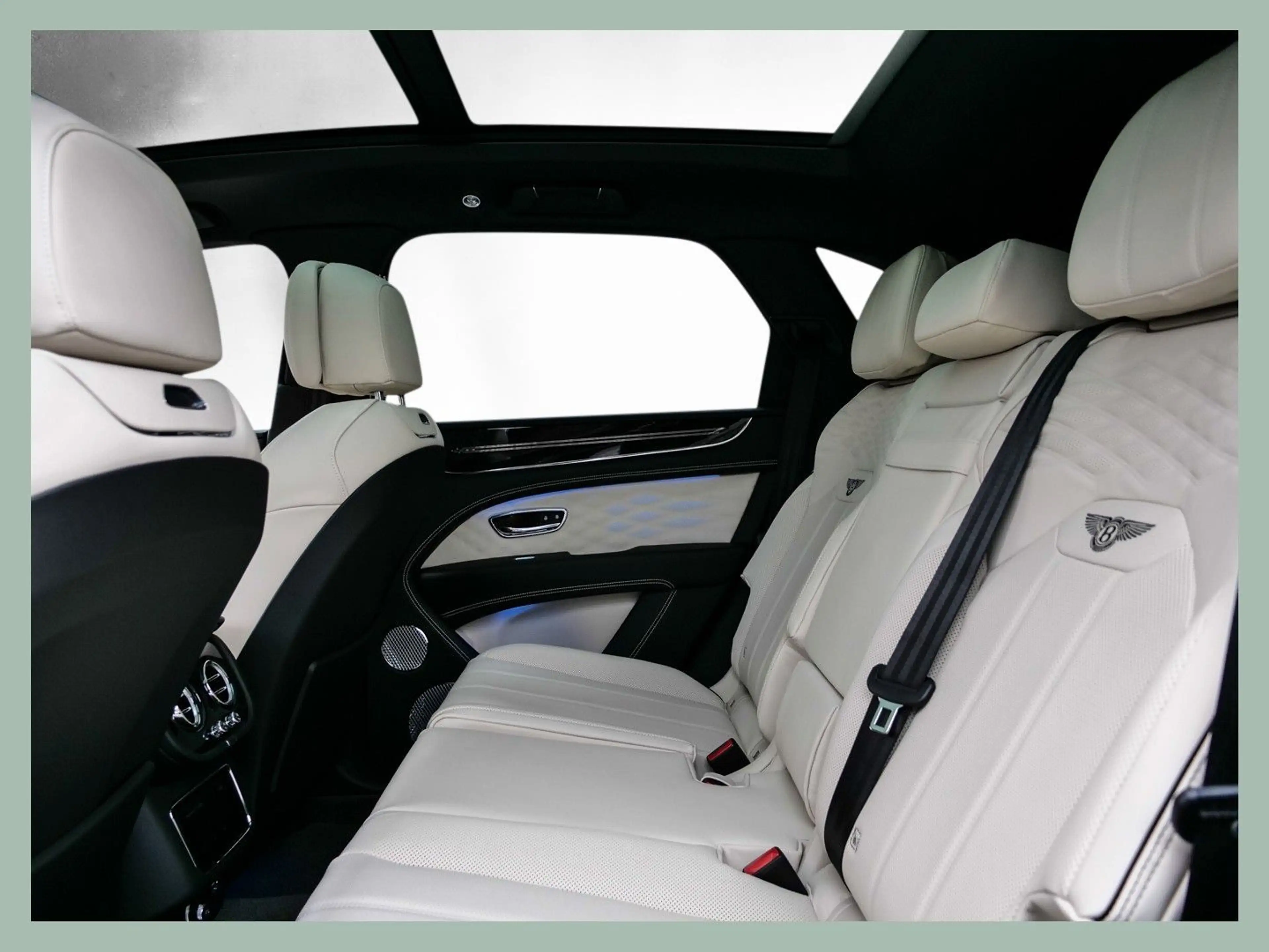 Bentley Bentayga V8 Azure // BENTLEY DÜSSELDORF — photo 15
