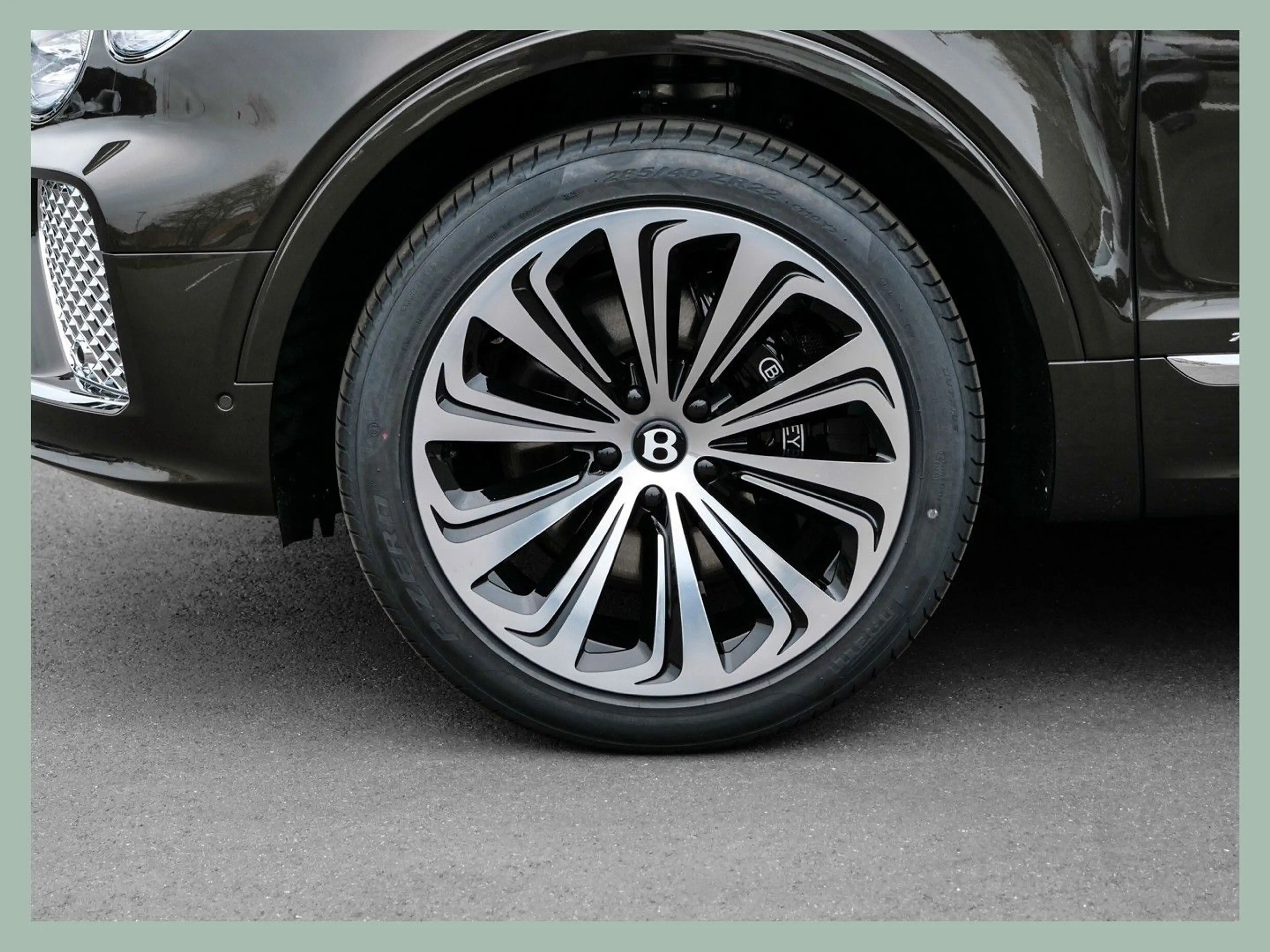 Bentley Bentayga V8 Azure // BENTLEY DÜSSELDORF — photo 6