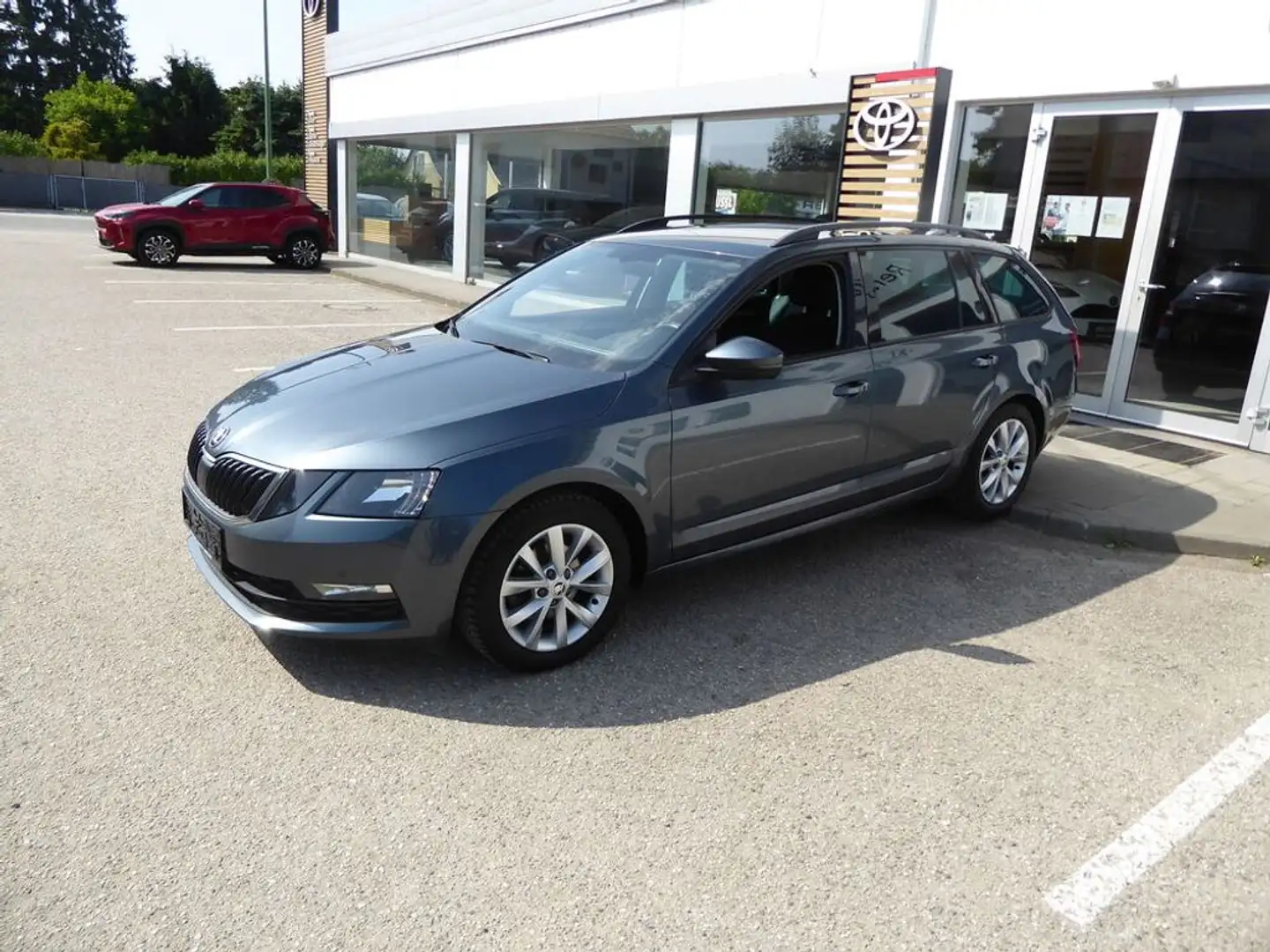 Skoda Octavia Combi 1,6 TDI *NAVI*SHZ*AHK* Grijs - 2
