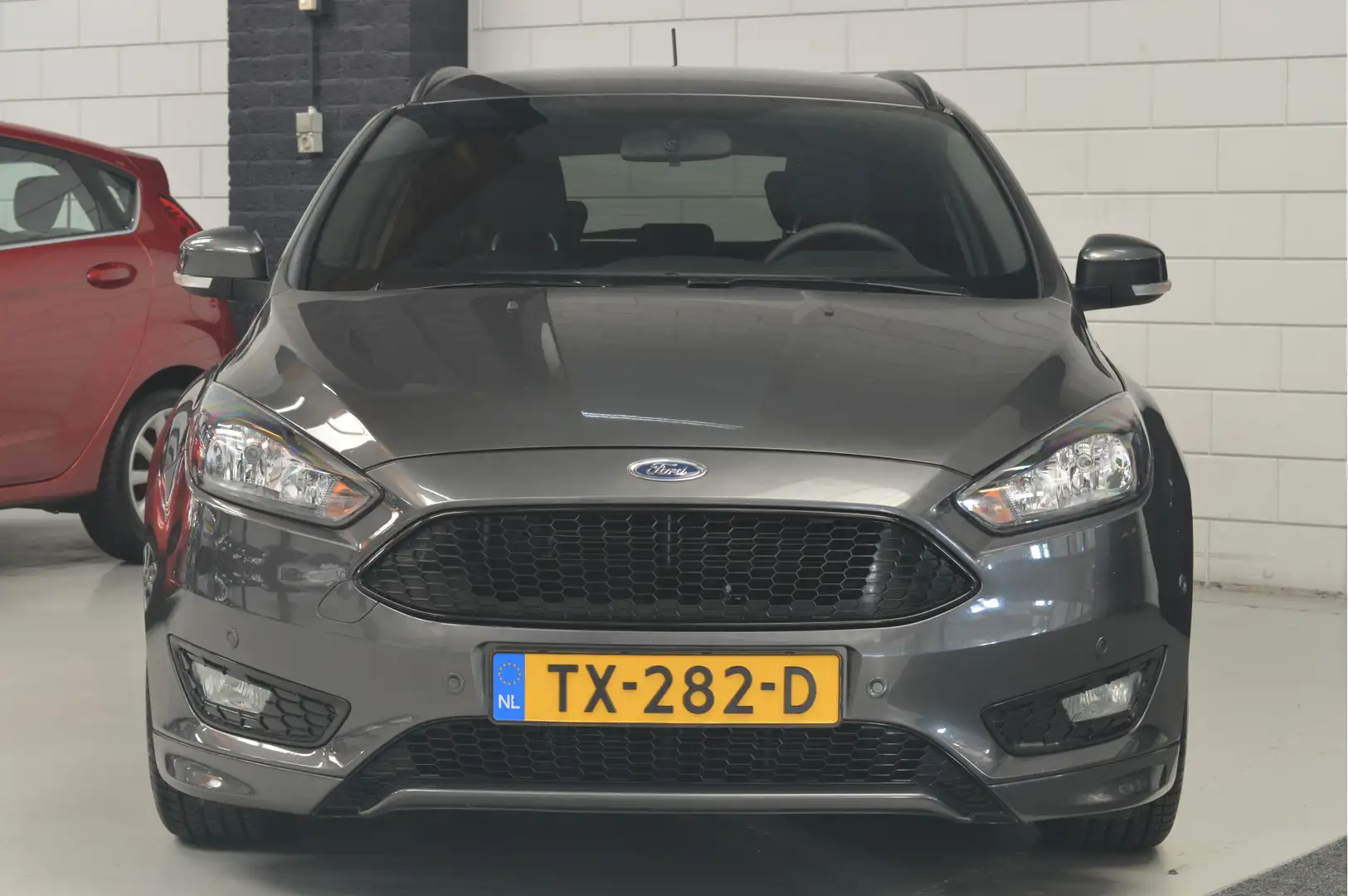 Ford Focus Wagon 1.0 EcoBoost ST-Line // 122.000 km // 141 PK Grijs - 2