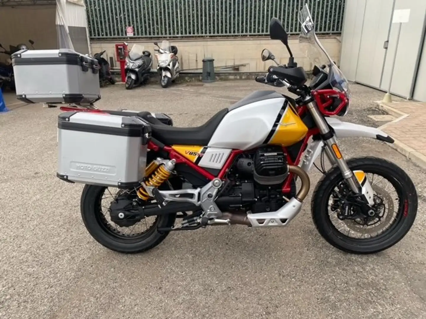 Moto Guzzi V 85 TT Argent - 1