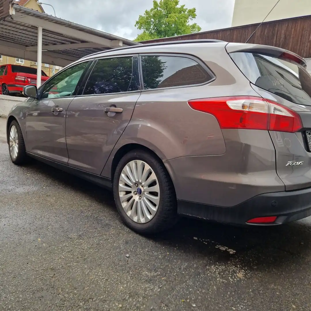 Ford Focus 1,6 Ti-VCT TÜV 04/2027 Grau - 2