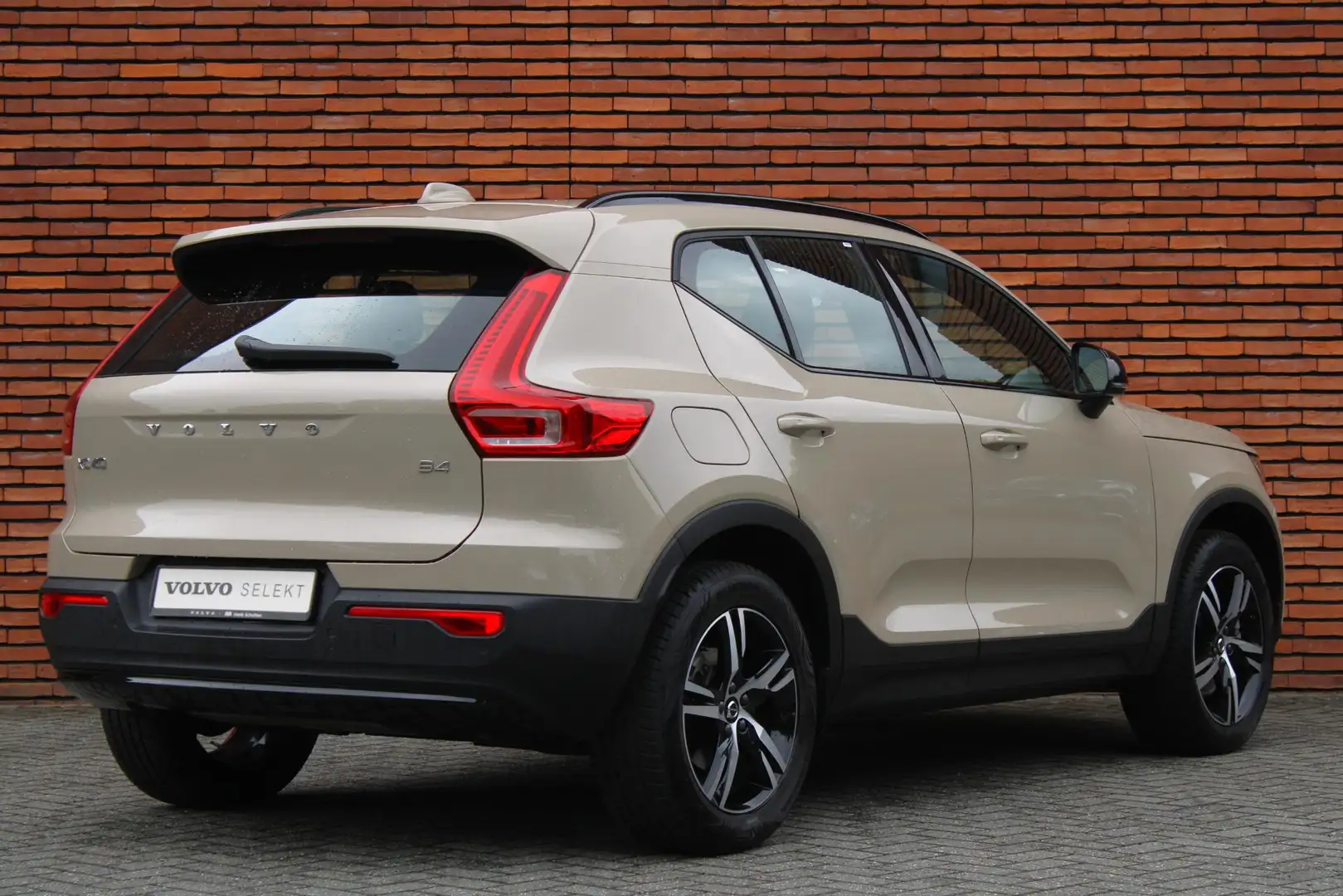 Volvo XC40 B4 Plus Dark | Semi-Elektrische Trekhaak | Parkeer Marrone - 2