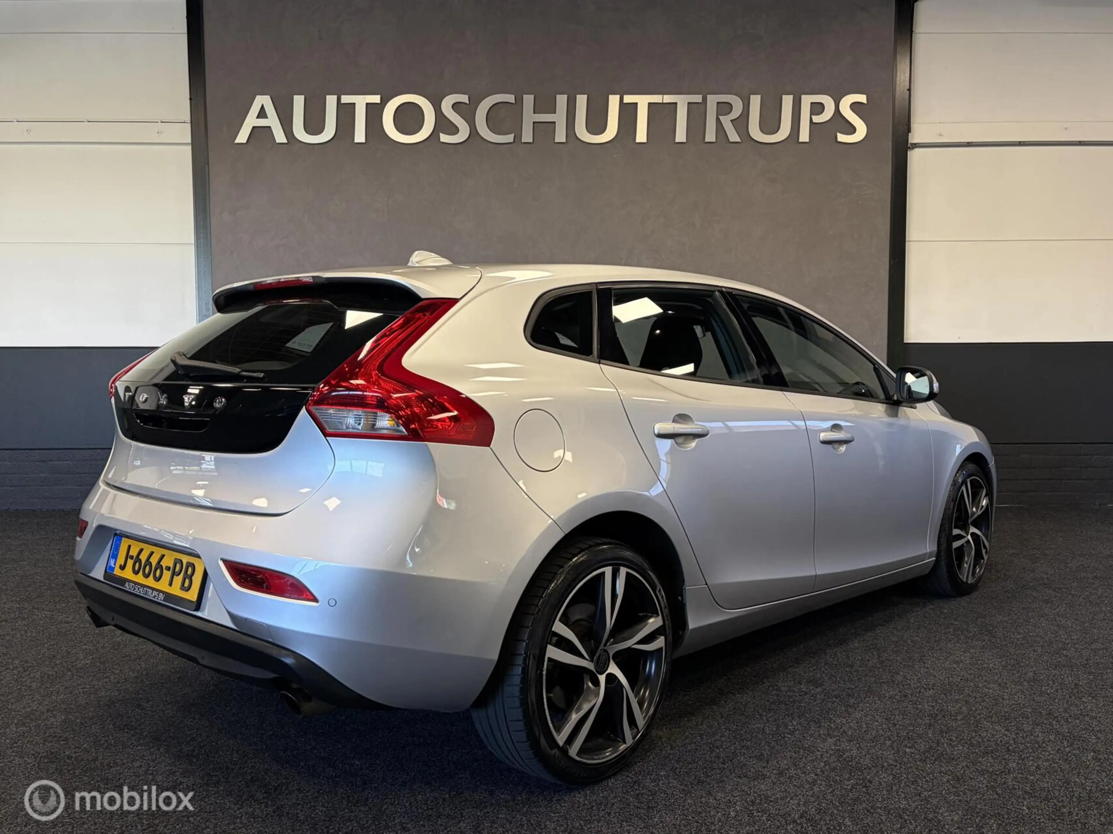 Volvo V40 1.6 T2 Momentum LMV / NAVI / AIRCO / CRUISE / NETT — photo 2