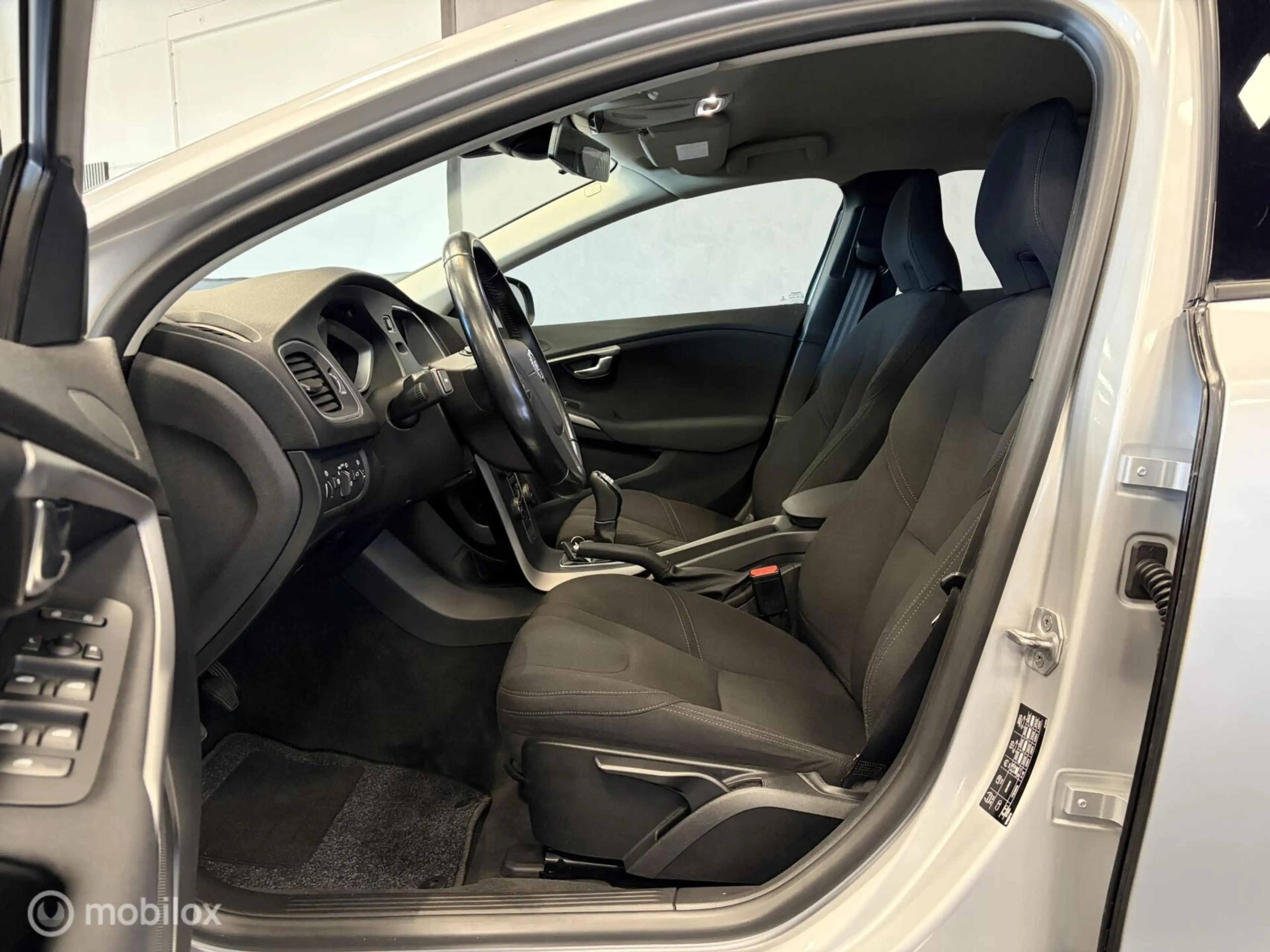 Volvo V40 1.6 T2 Momentum LMV / NAVI / AIRCO / CRUISE / NETT — photo 5