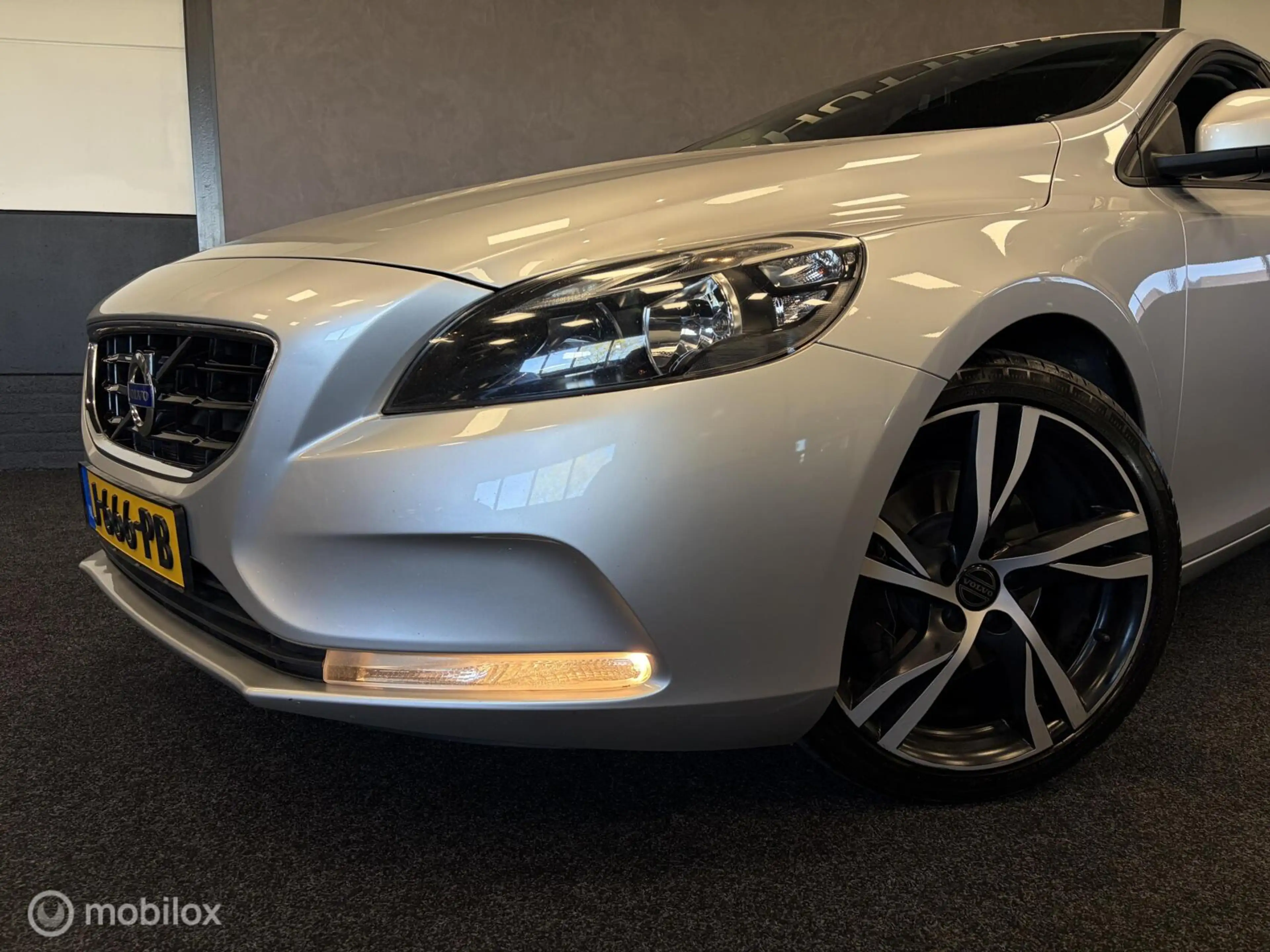 Volvo V40 1.6 T2 Momentum LMV / NAVI / AIRCO / CRUISE / NETT — photo 3