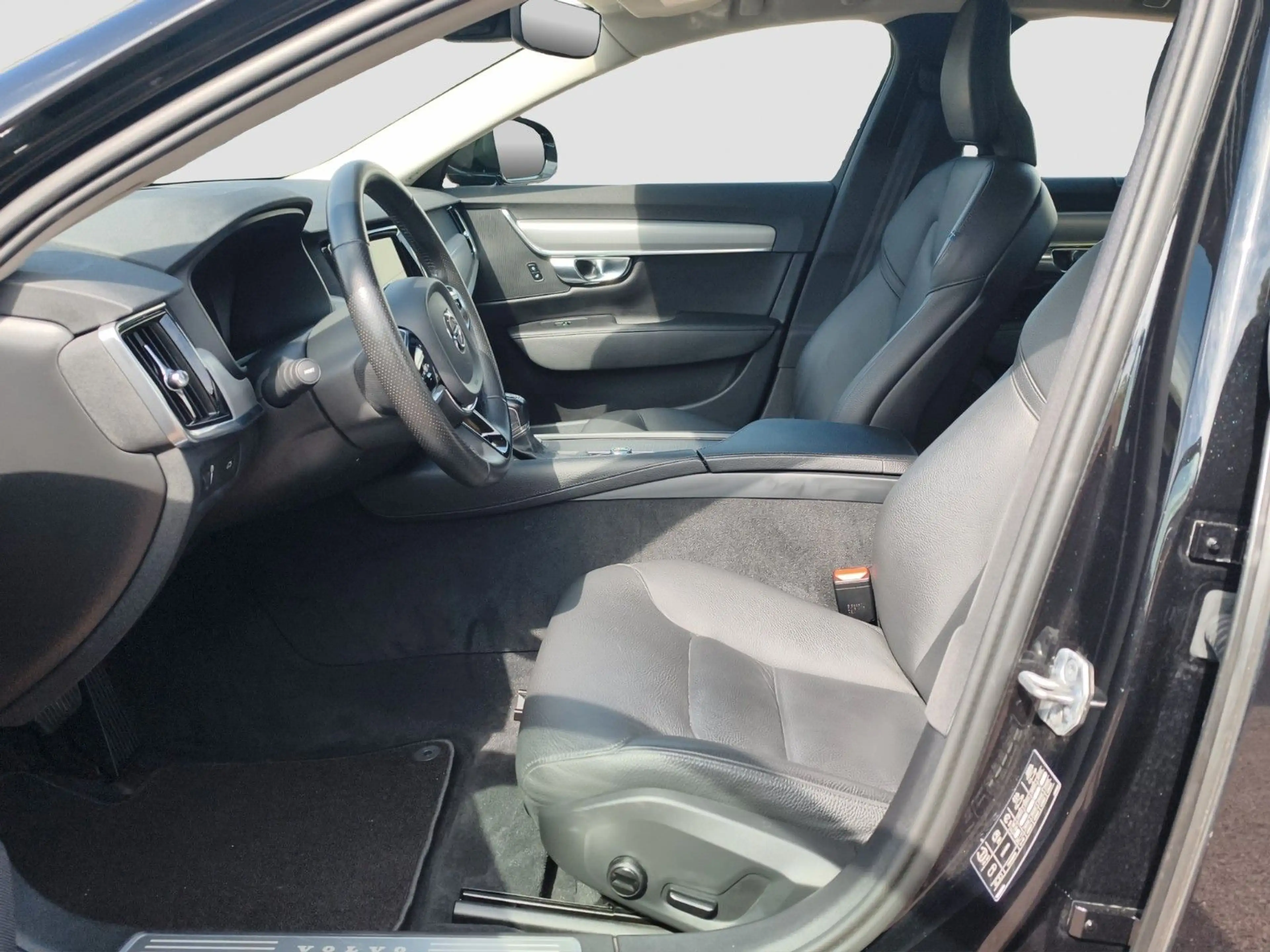 Volvo S90 T4 Momentum — photo 9