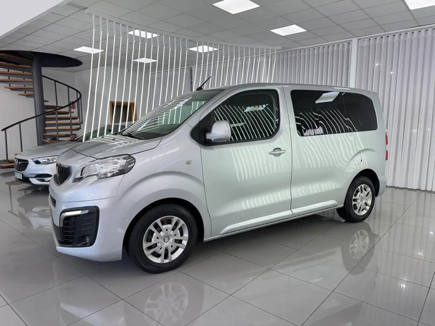 Peugeot Traveller 1.6BlueHDI Business Compact 115 Gris - 2