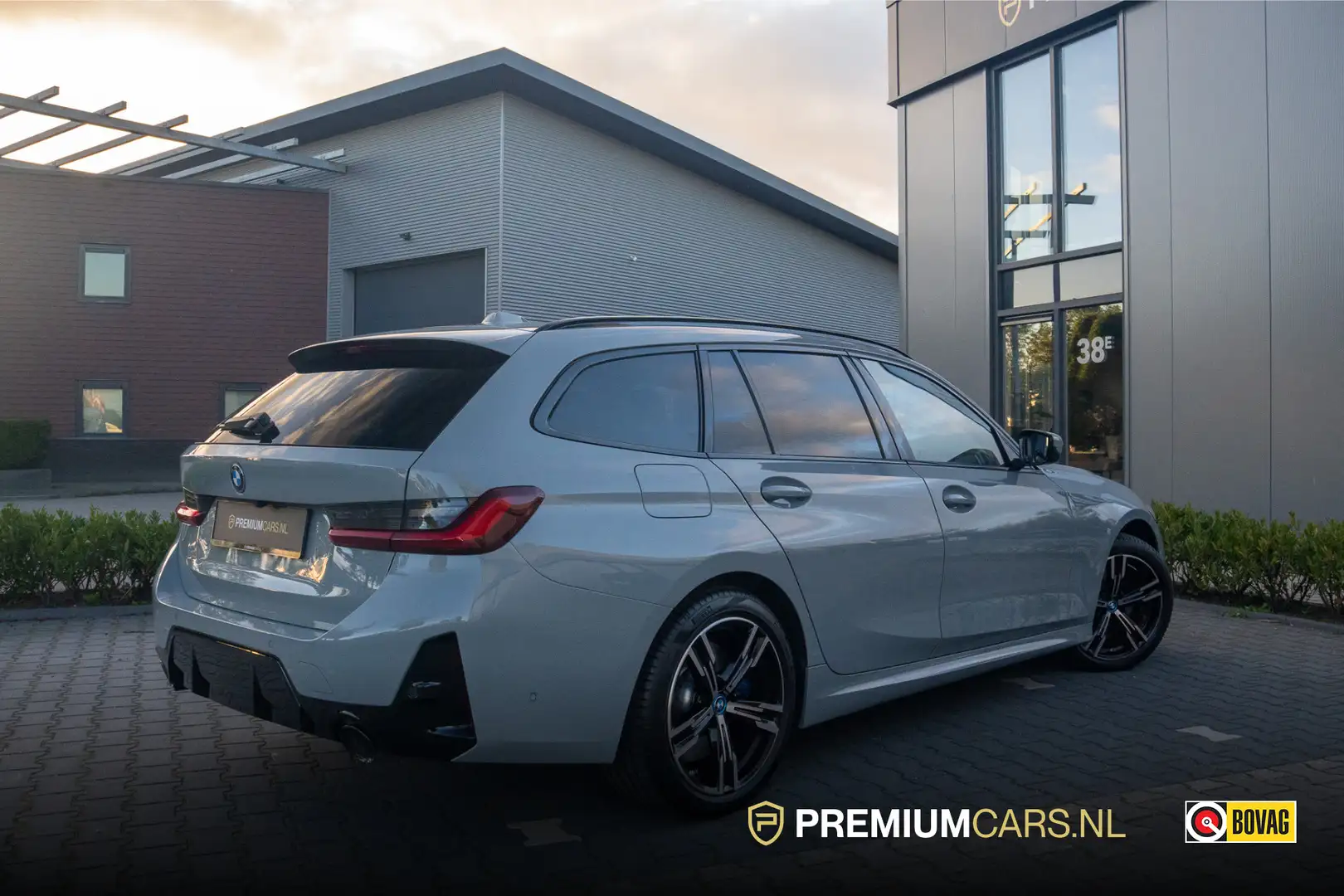 BMW 330 3-serie Touring M-sport 330e xDrive Grijs - 2