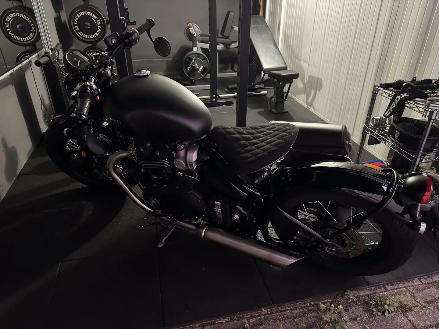 Triumph Bonneville Bobber Jet Black Edition - 1