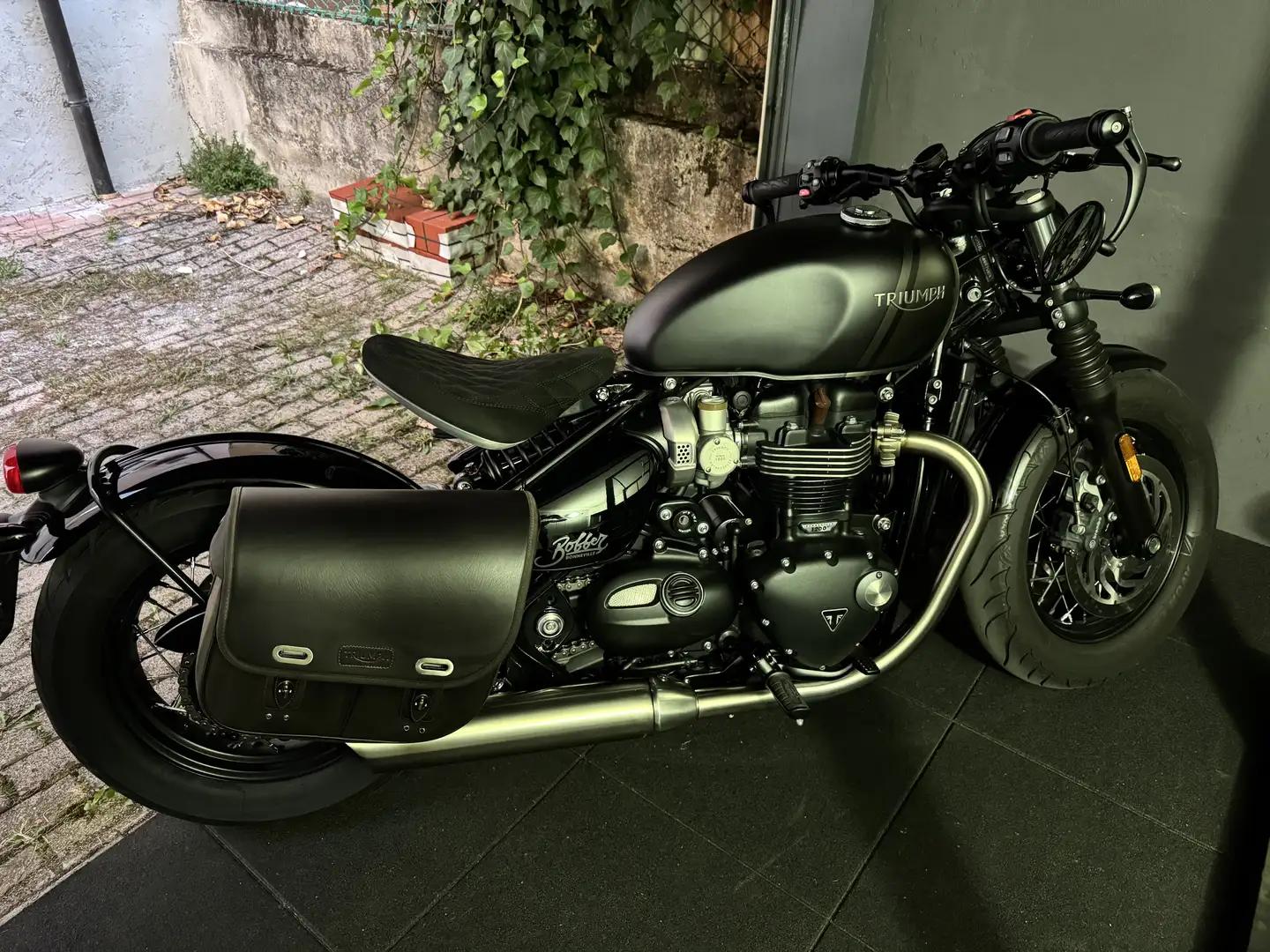 Triumph Bonneville Bobber Jet Black Edition - 2