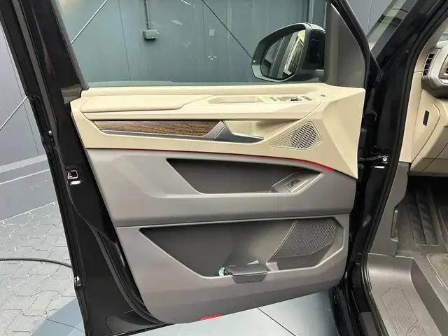 Volkswagen Multivan view 13
