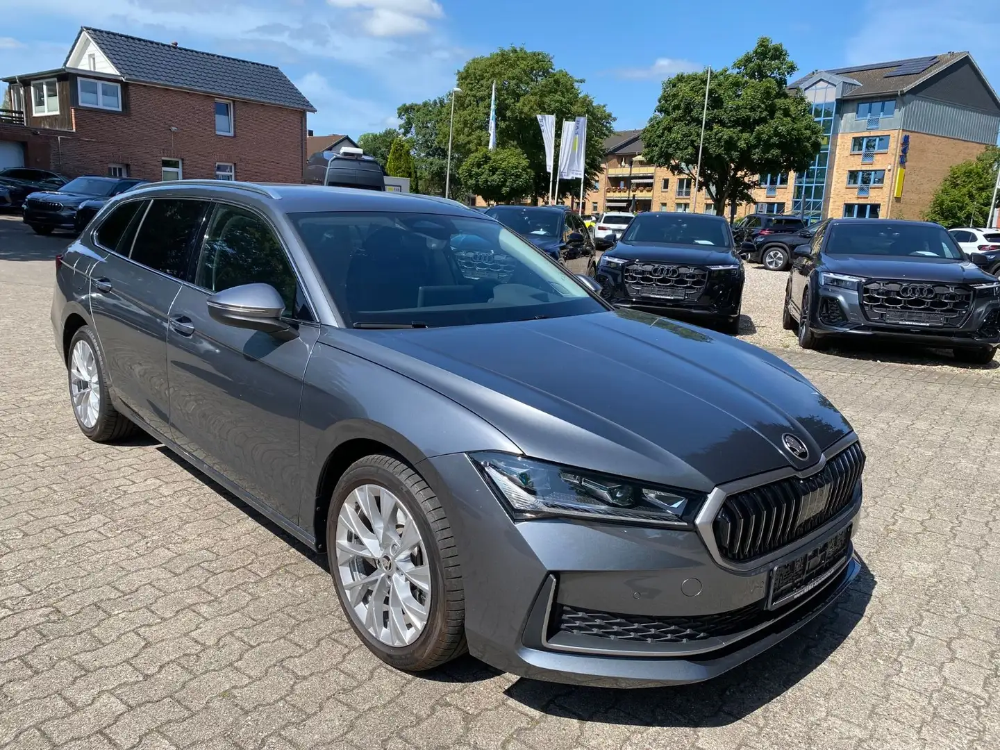 Skoda Superb 2.0 TDI 4x4 Selection Matrix AHK Standhei Grau - 1