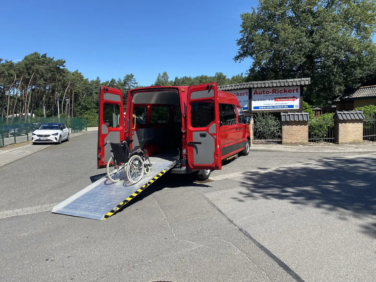 Volkswagen Crafter 35 lang Hochdach, Rollstuhlumbau, Rampe, STHZ Rouge - 1