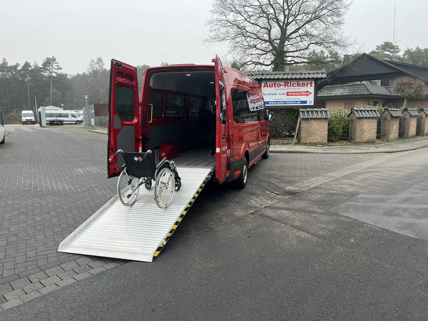 Volkswagen Crafter 35 lang Hochdach, Rollstuhlumbau, Rampe, STHZ Rot - 1