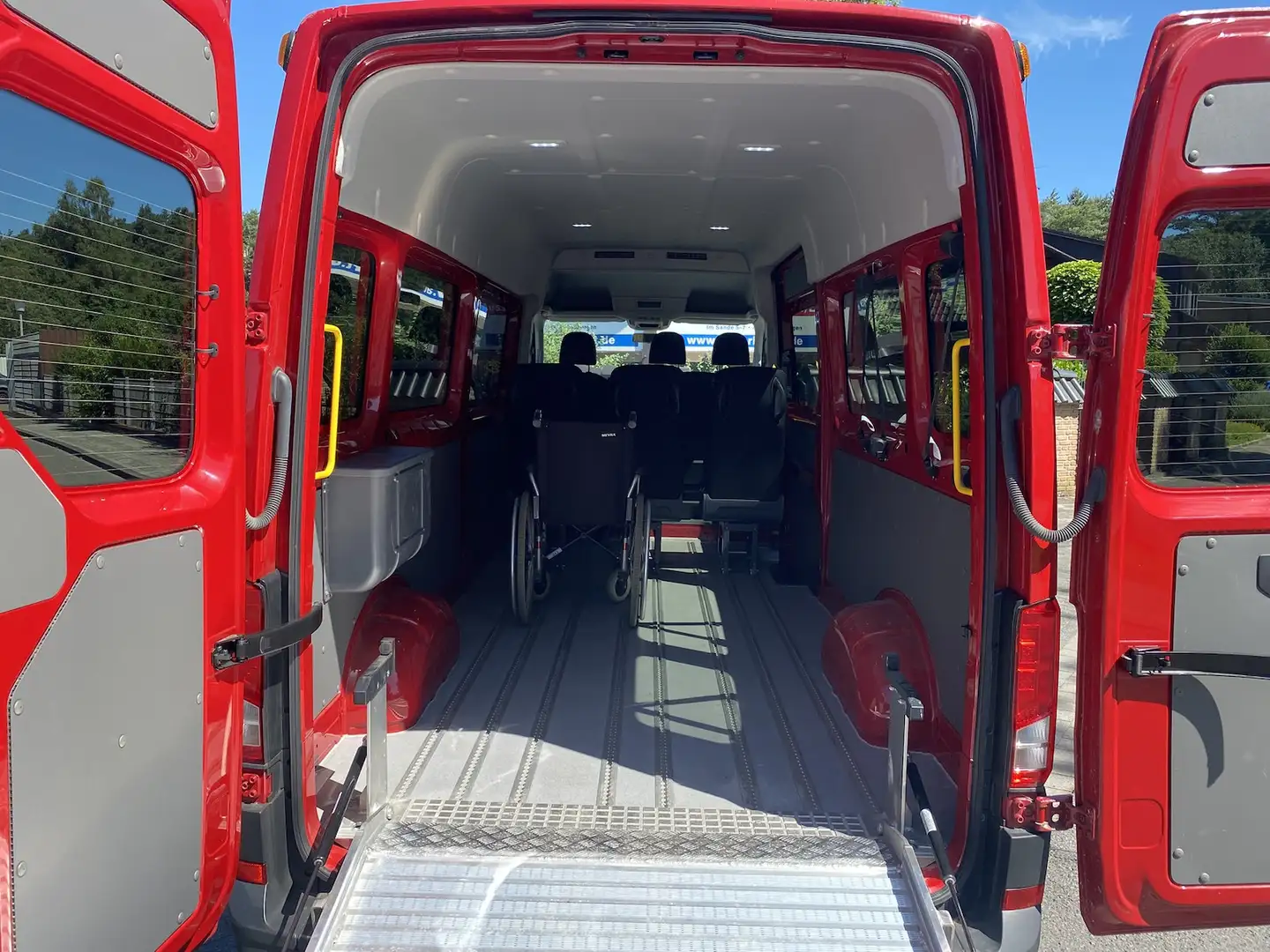 Volkswagen Crafter 35 lang Hochdach, Rollstuhlumbau, Rampe, STHZ Rouge - 2