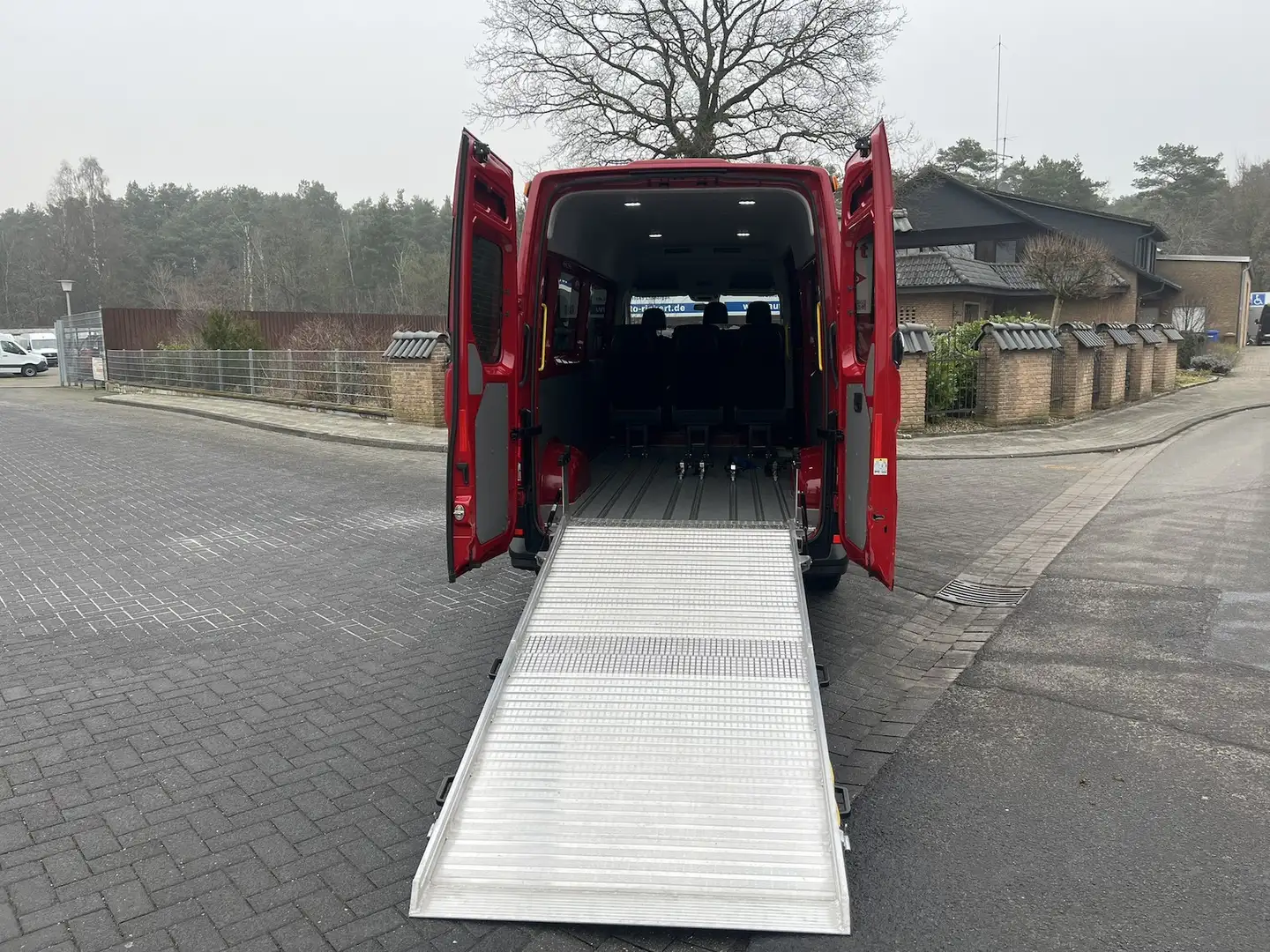 Volkswagen Crafter 35 lang Hochdach, Rollstuhlumbau, Rampe, STHZ Rot - 2