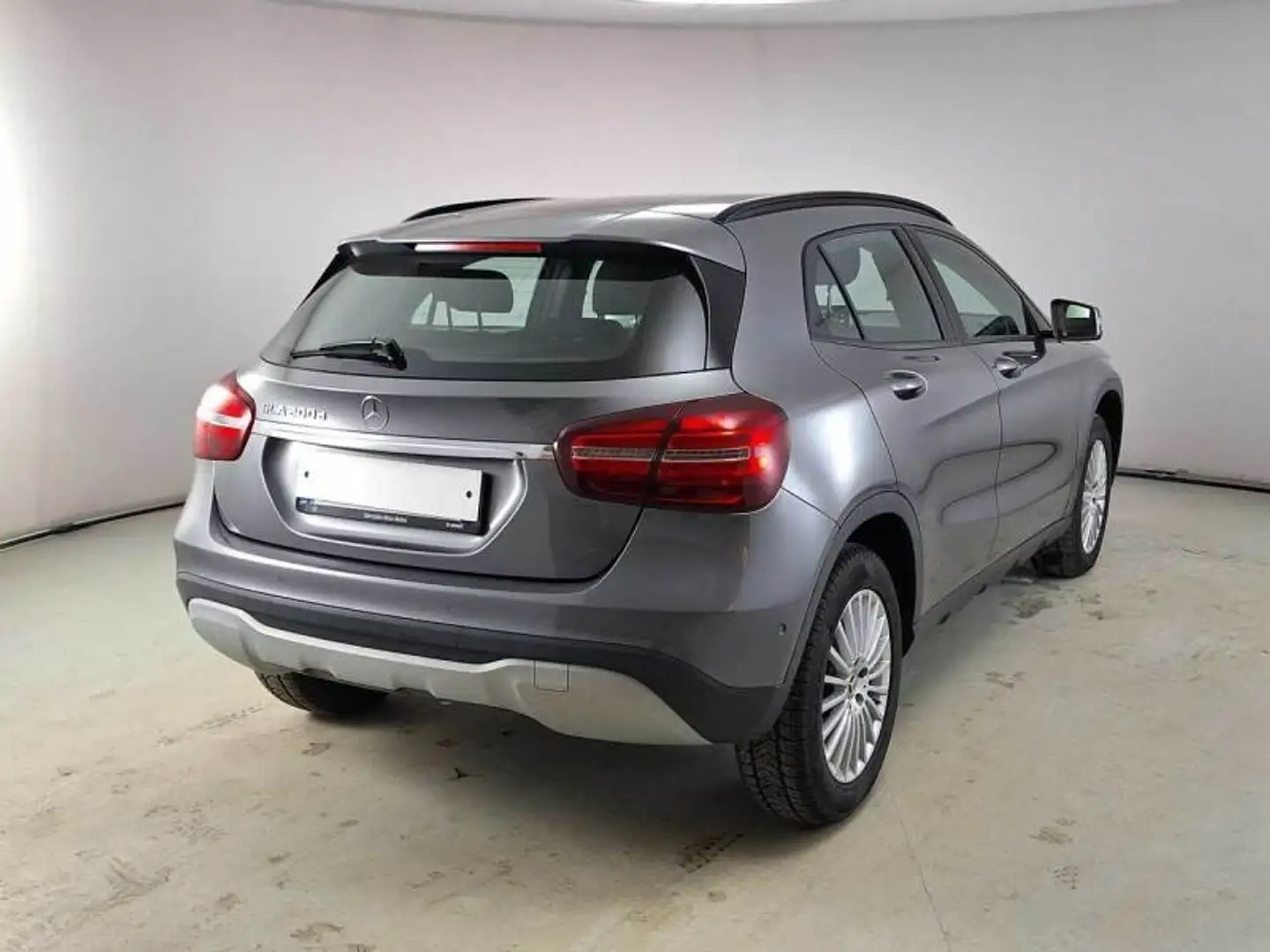 Mercedes-Benz GLA 200 Automatic Business siva - 2