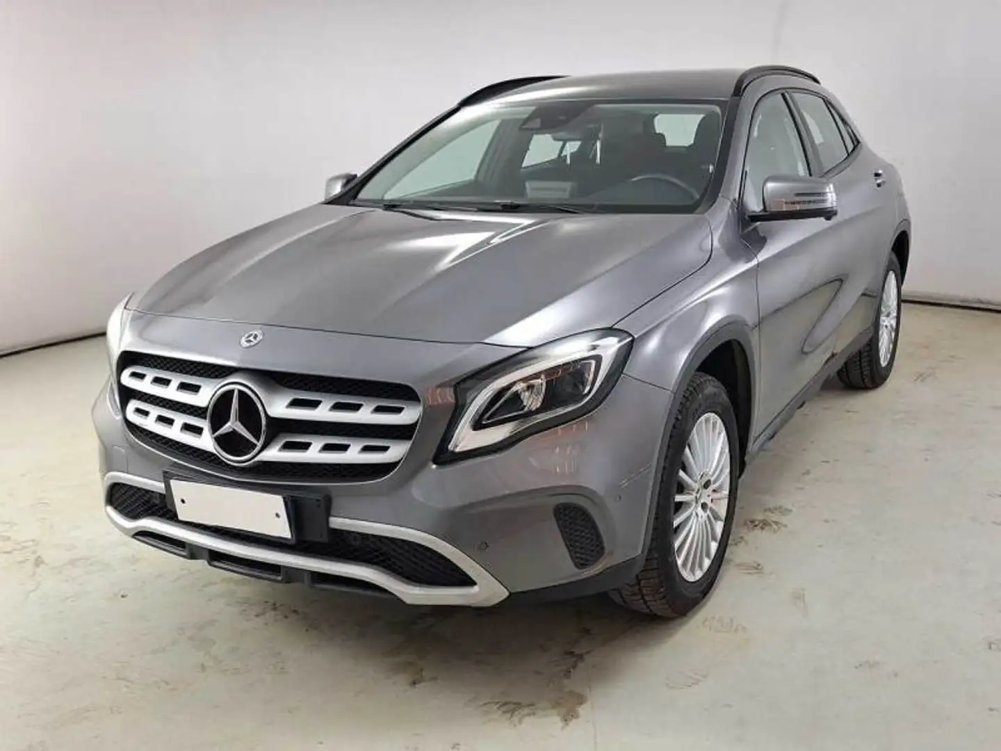 Mercedes-Benz GLA 200 Automatic Business siva - 1