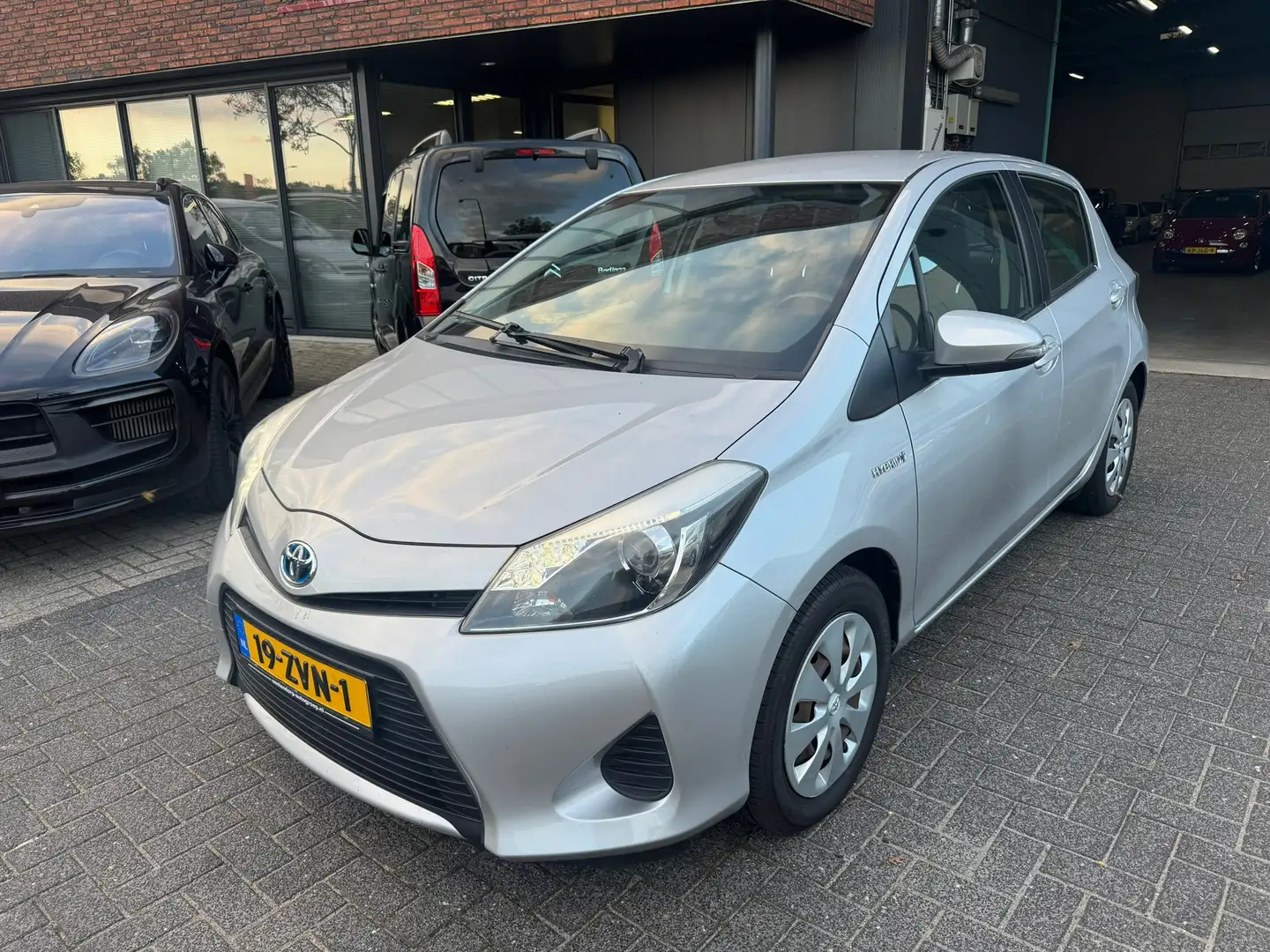Toyota Yaris 1.5 Full Hybrid Aspiration CAMERA CRUISE CLIMA DEA Grau - 1