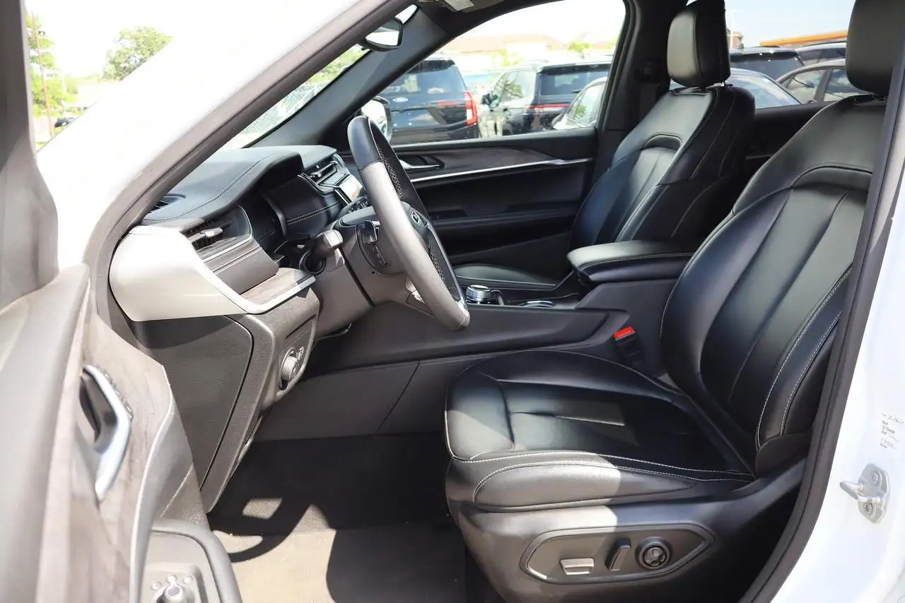 Jeep Grand Cherokee photo Jeep Grand Cherokee