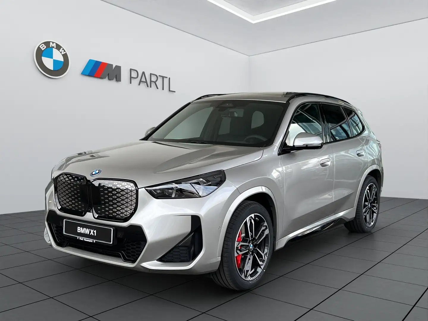 BMW iX1 xDrive30 M-Sport-Pro ACC 360° HUD Pano AHK Grijs - 1