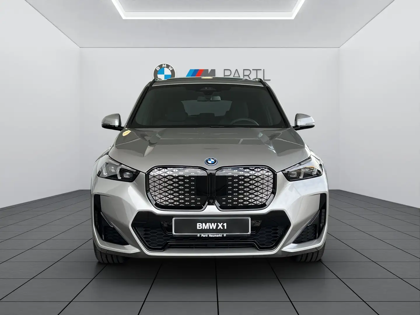 BMW iX1 xDrive30 M-Sport-Pro ACC 360° HUD Pano AHK Grijs - 2
