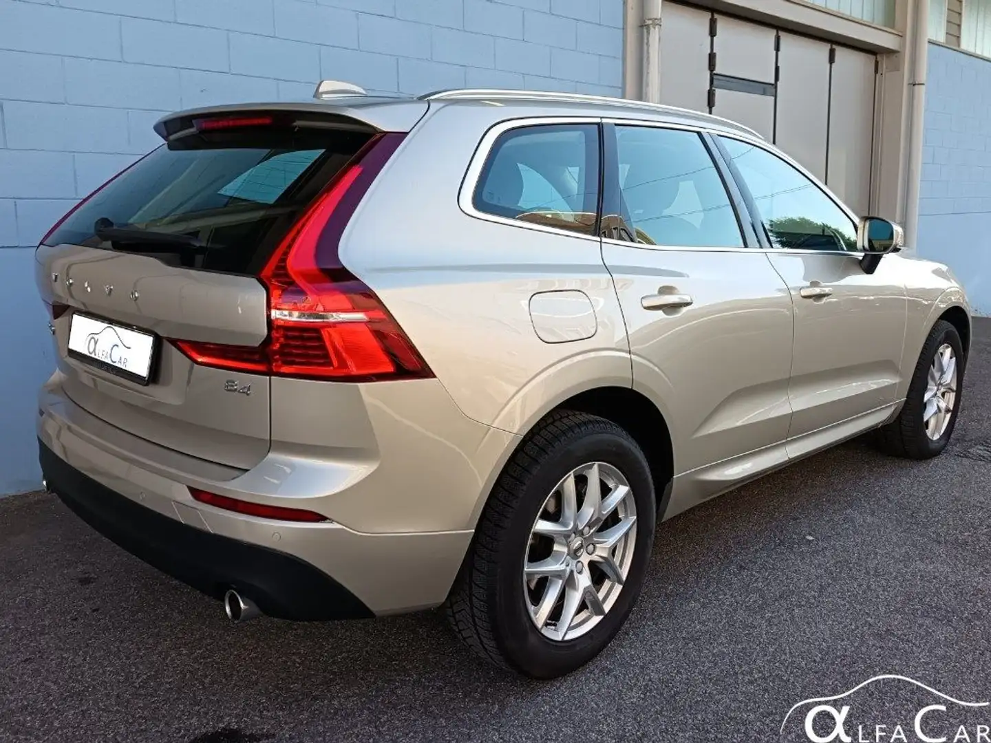 Volvo XC60 B4 (d) AWD Geartronic Momentum Pro Bianco - 2