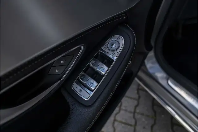 Mercedes-Benz C-Class view 23