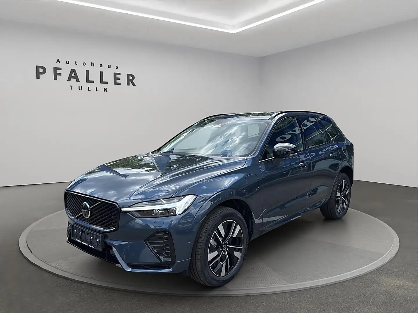 Volvo XC60 T6 AWD PHEV 18,8kWh Plus Dark Aut. Blau - 1