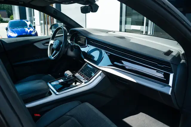 Audi Q8 view 12