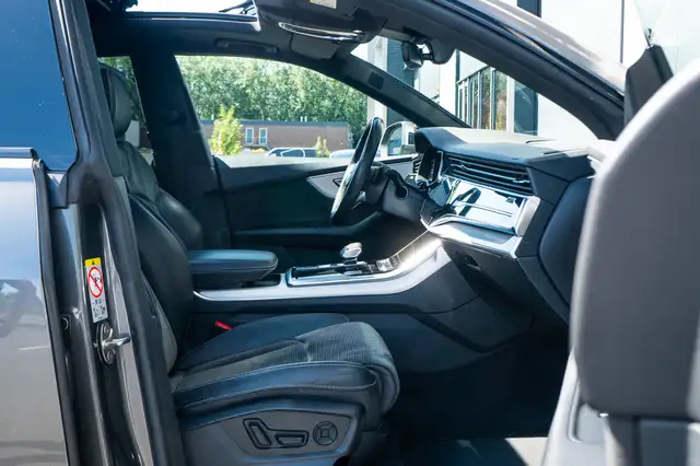 Audi Q8 view 11