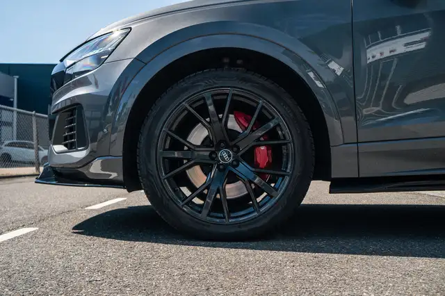 Audi Q8 view 9