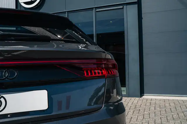 Audi Q8 view 10