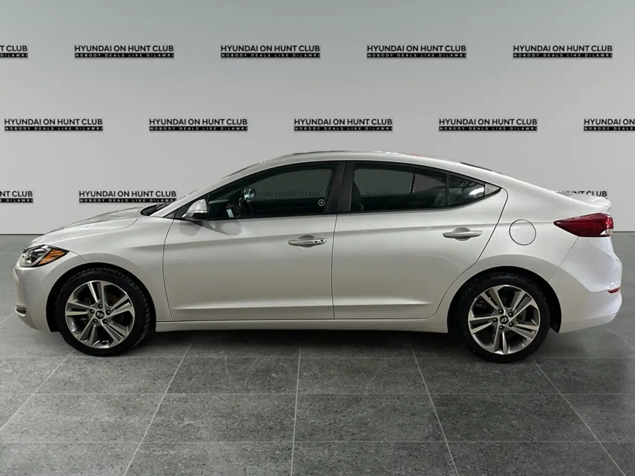 Hyundai ELANTRA photo Hyundai ELANTRA