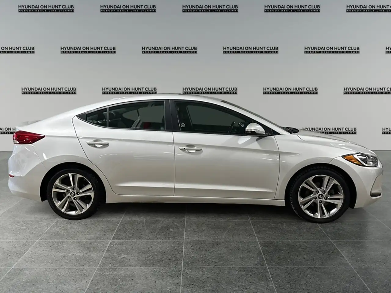Hyundai ELANTRA photo Hyundai ELANTRA