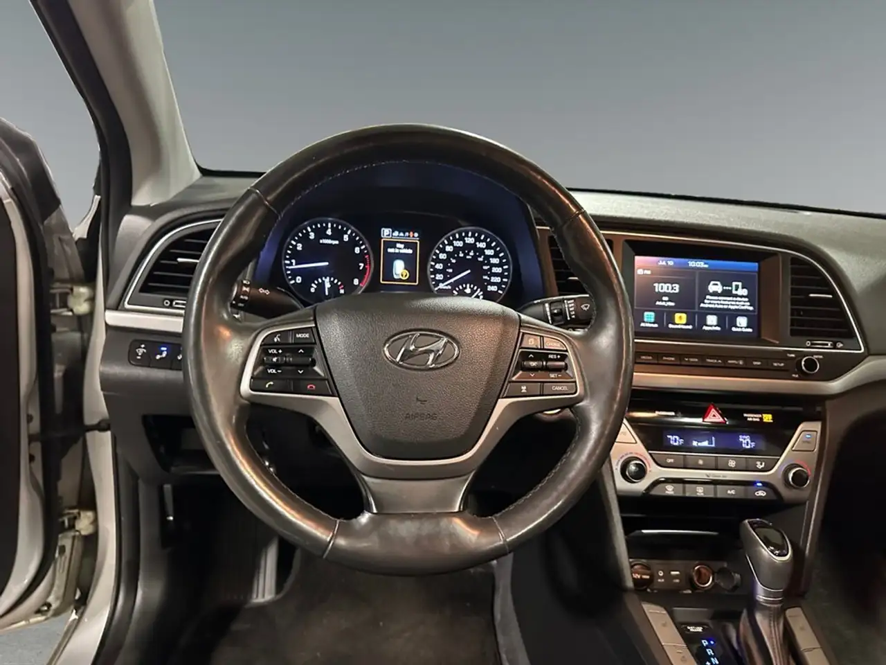 Hyundai ELANTRA photo Hyundai ELANTRA