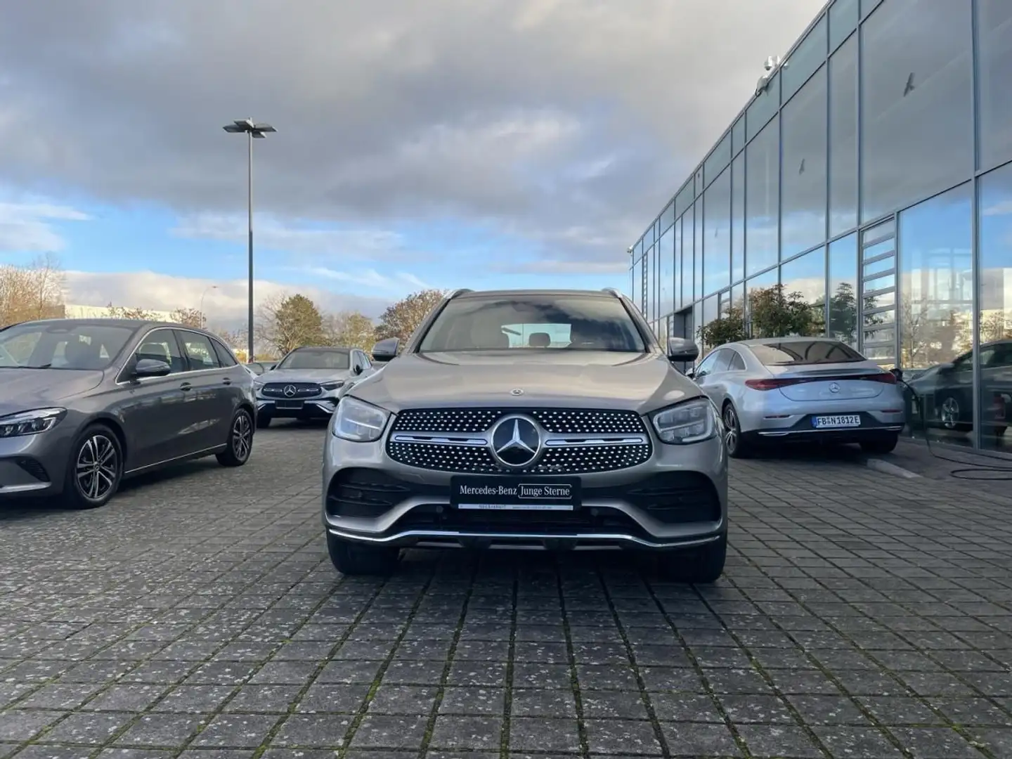 Mercedes-Benz GLC 300 de 4MATIC AMG+BURM+EXCLISIVE+FAHRASSIST Silber - 2