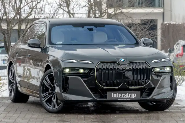 BMW 7 Series view 3
