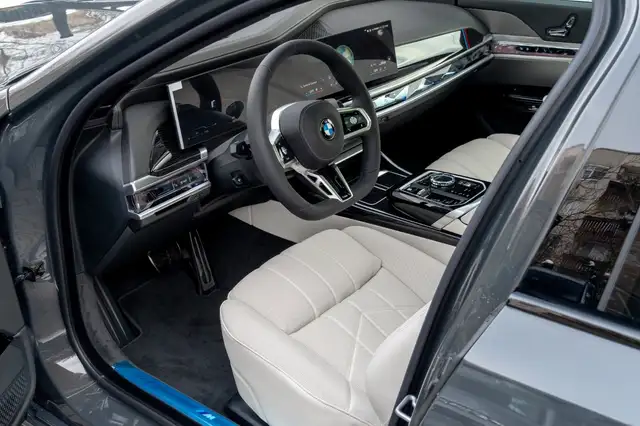 BMW 7 Series view 11