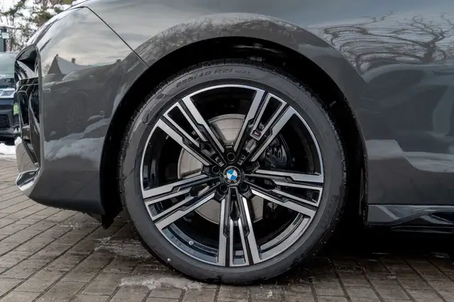 BMW 7 Series view 9
