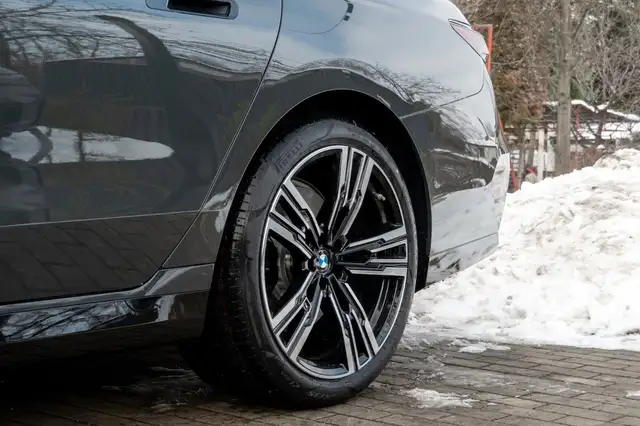 BMW 7 Series view 10