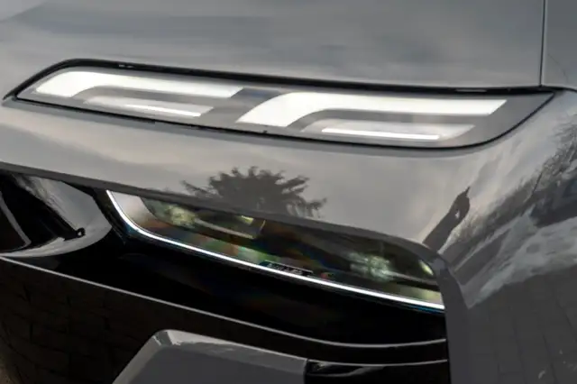 BMW 7 Series view 8