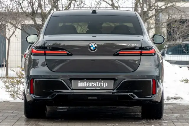 BMW 7 Series view 5