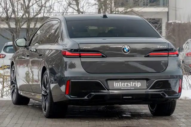 BMW 7 Series view 4